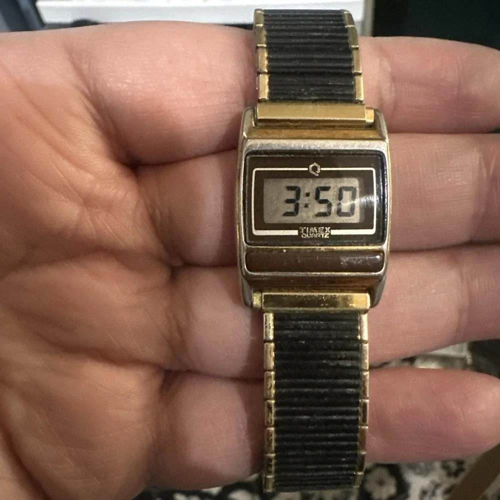 Working 1970s Vintage Timex Q Digital LCD Watch Gold‎ Tone Tank Case New Battery